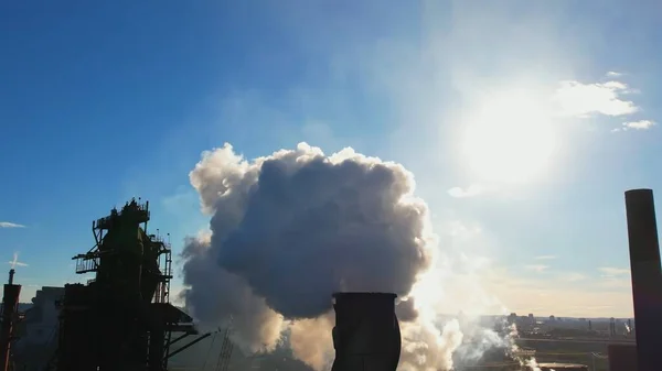 Chmury Przemysłowego Dymu Słońca Przebijają Się Przez Nie Kominy Dymne — Zdjęcie stockowe