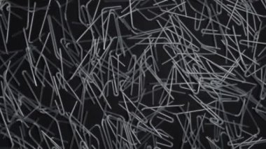 Masanın üzerinde plastik atık ve plastik kamış var. Geri dönüşümsüz çöp yüzünden günlük çevre hasarı. Atık azaltma için Hasır Kampanya Yok.