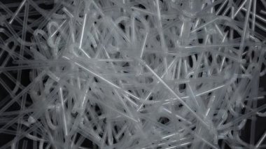 İçmek için plastikten pipetler. Masada dönen tek kullanımlık plastik. Plastik kampanyaya ve farkındalığa hayır de. Çevre ve ekolojinin kirliliği. Plastik kamış yasağı.