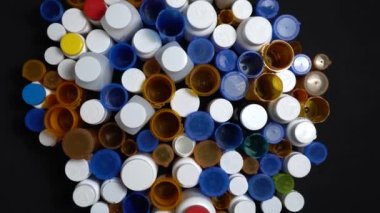 Bir sürü reçeteli ilaç ve ilaç şişesi. Eczacılık jenerik ilaçları boş plastik şişeler. Tedavi sonrası boş ilaç şişeleri yığını.