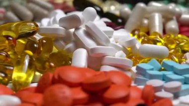 Birçok pahalı reçeteli ilaç ve ilaç konseptiyle kanser kemoterapi tedavisi.