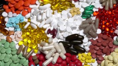 Muhtelif hapların aşırı yakın çekimi. Makro renkli ev ilaçları iğnesi. Tıbbi geçmiş, uyuşturucu ve ilaç endüstrisi.