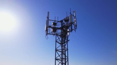 Telekomünikasyon, cep telefonu ve radyo vericili kule antenleri. Güneşin sızıntısıyla altın saat manzarası. 5g, 4g mobil veriler ve akıllı telefonlar için cep telefonu sinyalleri.