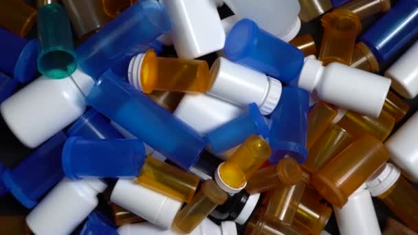 医療廃棄物 薬のための空の薬のボトルやパック プラスチック製の空の薬容器を処分する 病院の廃棄物 製薬業界 オーバーブッキング病院治療 — ストック動画