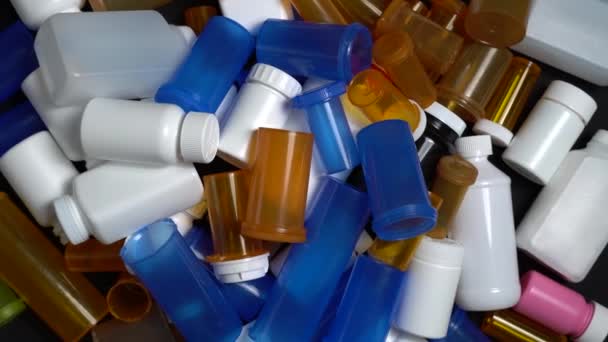 Много Рецептурных Препаратов Таблеток Бутылки Фармацевтические Дженерики Пустые Пластиковые Бутылки — стоковое видео