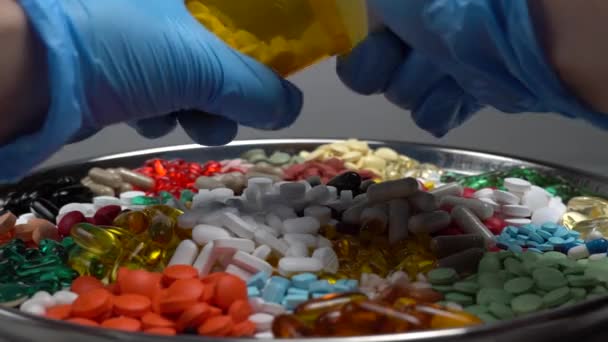 Фармацевт Выбрасывает Таблетки Пластиковой Бутылки Прием Рецептурных Лекарств Здравоохранение Фармацевтика — стоковое видео