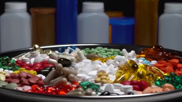 Χάπια Και Φάρμακα Που Περιστρέφονται Στην Πλάκα Του Φαρμακείου Διάφοροι — Αρχείο Βίντεο