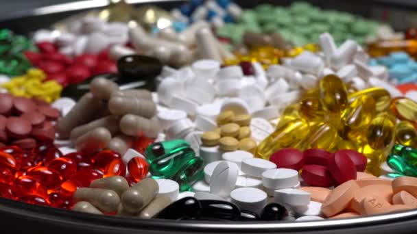 Χάπια Και Φαρμακευτικές Κάψουλες Περιστροφή Στο Πιάτο Διάφορα Συνταγογραφούμενα Φάρμακα — Αρχείο Βίντεο