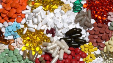 Tabakta haplar ve ilaç kapsülleri var. Çeşitli reçeteli ilaçlar, sıvı vitaminler, ağrı kesiciler, antidepresanlar ve uyku ilaçları, vitaminler ve antienflamatuar, tansiyon hapları. 