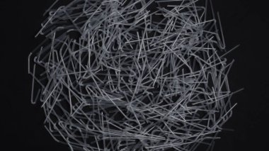 Plastik saman atığı koleksiyonu. Meyve suyu kokteyli plastik pipet yavaşça siyah arka planda dönüyor. Plastik çöp çevresel kirlilik sorunu. Tek kullanımlık plastik ve ekoloji kavramı yok. 