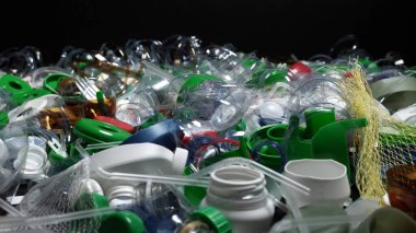 Bir kez kullanılmış plastik şişeleri ve çöpleri geri dönüştür. Geri dönüşüm tesisinin ifadesi. Plastik çöpler çevreye ve vahşi yaşama aşırı zarar verir. İnsan sağlığı etkileri.