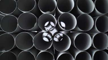 Boş tuvalet kağıdı ruloları ve temel ihtiyaçlar Covid 19 Coronavirus salgınında tecrit altında tutuluyor. Anksiyetenin dışa vurumu, depresyon, son haftalarda izolasyon için stok yapmak..