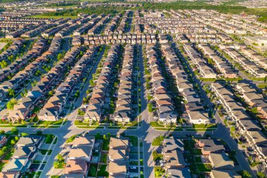 Yeşilliklerle çevrili Amerikan aile mahallesi. Geniş arka bahçeli, ön bahçeli ve önde park edilmiş arabalı zengin Kanadalı aile evleri. Sıcak yaz, Altın Saat akşamı.