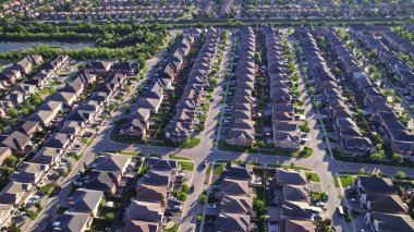 Yazın altın saatinde zengin Amerikan banliyösünün havadan görünüşü. Yeşillik, parklar ve ağaçlar yakınlarındaki zengin konutların yerleşim yerleri.