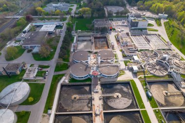 Su arıtma çemberleri ve temiz içme suyu filtreleme yönetimi. Lağım arıtımından taze su filtresi. Modern şehir su tesisi. 