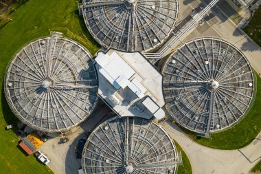 Lağım arıtma tesisi manzarası. Kuzey Amerika 'daki atık su arıtma tesisi. Temiz musluk suyuna dönüştürmek için kirli siyah suyu filtreleme ve şehir için içme suyu pişirme.