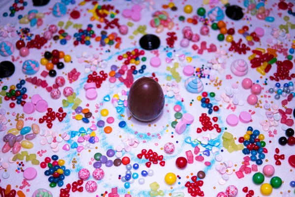 复活节快乐巧克力蛋和糖果拌匀 大的甜鸡蛋在中间的各种彩色小吃和糖 各种软果冻 棒棒糖节庆甜点 — 图库照片