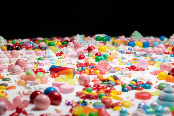 糖果和巧克力包裹的糖果放在桌上 各种节日糖果 棒棒糖 棉花糖 五彩缤纷的口香糖 糖甜点 糖果糖 — 图库照片