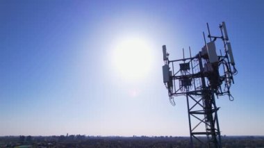 Sinyal yayını için telekomünikasyon kulesi, gsm için antenler, 3g, 4g ve 5g hücresel ağlar ve mobil veriler. Güneşin sızıntısıyla altın saat manzarası. Telefon ve internet bağlantısı.
