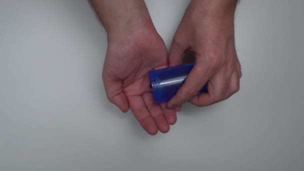 Homem Adulto Toma Comprimidos Nas Mãos Garrafa Plástico Administração Medicamentos — Vídeo de Stock