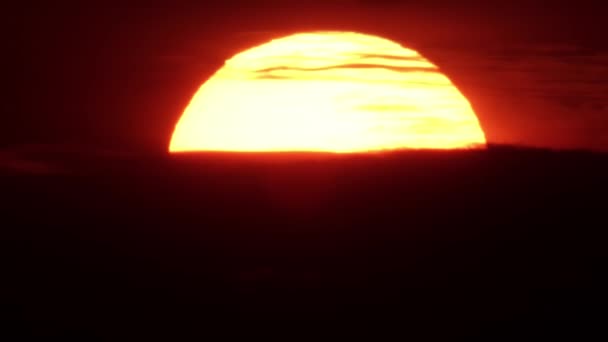 Zeitraffer Des Afrikanischen Sonnenuntergangs Mit Großer Sonnenscheibe Und Hinterleuchteten Wolken — Stockvideo
