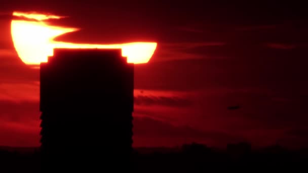 Vliegtuig Klein Silhouet Komen Van Reizen Grote Epische Filmische Zonsondergang — Stockvideo
