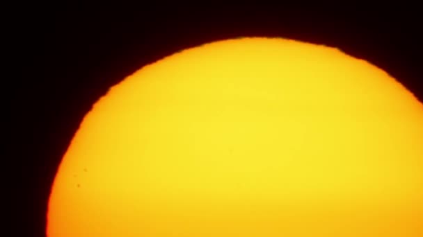 大的亮黄色的太阳圆盘在日落时向下移动 史诗般的天空和天空线 黄昏时分令人惊奇的橙色红色 电影中充满活力的色彩和时间流逝的落日 — 图库视频影像