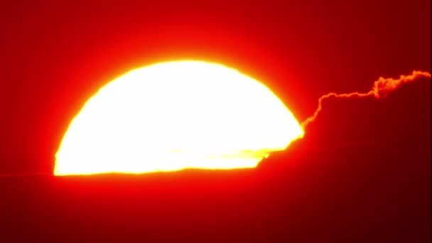 雲とオレンジ黄色と赤の夕日の空の映画的なビュー 一日の終わり 雨の後の夏の時間に夕暮れ 太陽が夕暮れになるにつれて 大きな円を描く壮大な太陽が沈む 夕方の空 — ストック動画