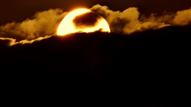 Film Widok Pomarańczowy Żółty Czerwony Zachód Słońca Niebo Chmurami Koniec — Wideo stockowe