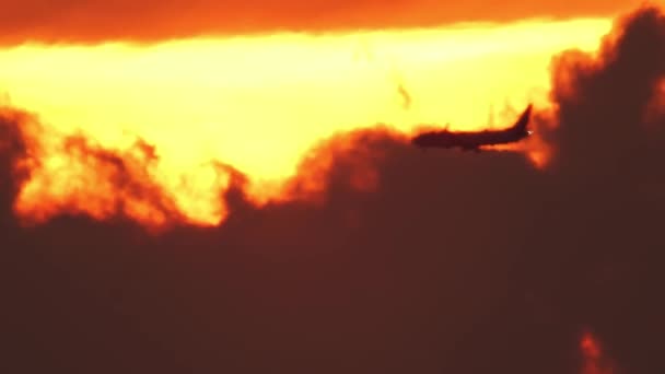 Silhouet Uitzicht Passagiersvliegtuig Vliegen Epische Oranje Rode Zonsondergang Hemel Cinematische — Stockvideo