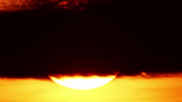 大きな太陽ディスクとバックライト付きの雲とアフリカの日没の時間の経過 映画的で壮大な暑い夏の日没の時間経過とともに大きな赤とオレンジの太陽の円 — ストック動画