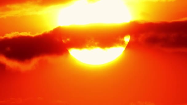 大的亮黄色的太阳圆盘在日落时向下移动 史诗般的天空和天空线 黄昏时分令人惊奇的橙色红色 电影中充满活力的色彩和时间流逝的落日 — 图库视频影像