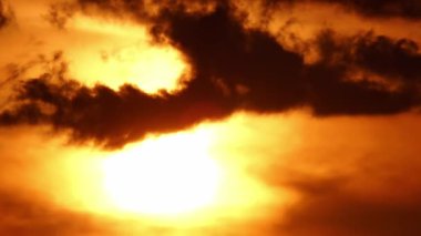 Güneş gün batımında batıyor. Zamanda yolculuk sıcak çöl. Büyük beyaz sarı güneş diski gökyüzünde dramatik bir hareket. Sıcak yaz akşamında destansı gün batımı.