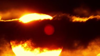 Güneş gün batımında batıyor. Zamanda yolculuk sıcak çöl. Büyük beyaz sarı güneş diski gökyüzünde dramatik bir hareket. Sıcak yaz akşamında destansı gün batımı.