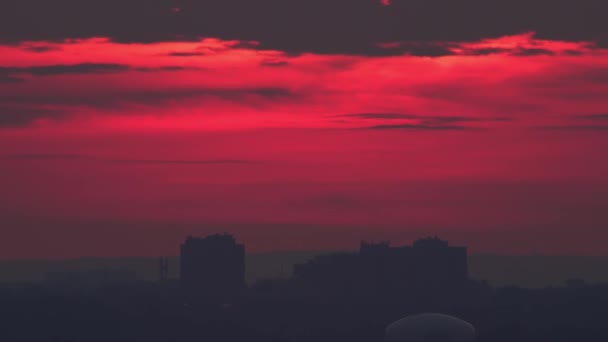 Sonnenuntergang Wolken Die Hinter Der Silhouette Der Amerikanischen Innenstadt Untergehen — Stockvideo