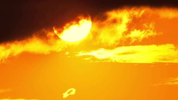 Pôr Sol Épico Vermelho Através Nuvens Laranja Amarelas Escuras Horizonte — Vídeo de Stock
