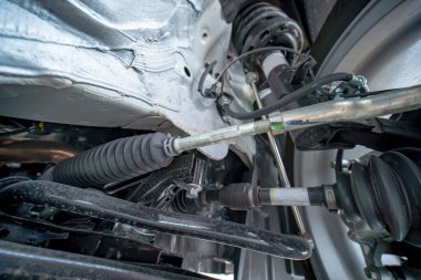 Yeni arabanın tabanı, şasisi ve süspansiyonu ön satın alma denetimi ya da teslimat öncesi teşhis görüntüsü. Garaj servisi, patlak lastik tamiri, tekerlek hizası, direksiyon ayarı.