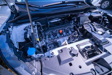 Araba tamirhanesi konsepti. Mekanik ve elektrikli araç tamiri. Soğutucu ya da diğer sıvı sızıntılarının denetimi, fren sıvısı seviyesi ve nem oranı, antifriz rengi, havalandırma havalandırması ve filtreleri. 