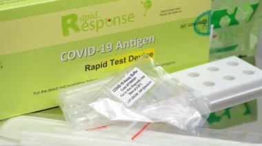 Toronto, Ontario, Kanada - 26 Aralık 2022: Hızlı Yanıt Covid 19 Antijen Hızlı Test Cihazı. SARS-Cov-2 viral nükleoprotein antijenlerinin doğrudan ve nitel tespiti için.