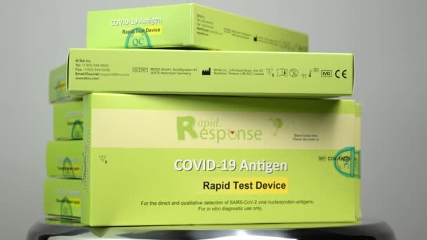 加拿大安大略省多伦多 2022年12月26日 Covid 19快速测试工具 提供给全省杂货店和药店的购物者 附有说明的快速抗原试剂盒 — 图库视频影像