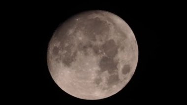 Karanlık ve bulutlu bir gecede dolunay. Ay tarafından hareket eden bulutlar, Cadılar Bayramı dehşeti atmosfer manzarası. Karanlık gökyüzünde kurt adam ayı. Gizemli Peri Diyarı ve Büyücülük Sahnesi.