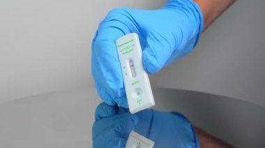 COVID-19 test sonuçları negatif çıktı. Çünkü sadece tüp bebek kullanımında kullanılır. Coronavirus SARS-CoV-2 'yi evde test etmek için hızlı bir burun veya ağız temizleme yöntemi. Yavaş çekim.