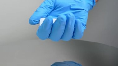 Mavi eldivenle gösterilen negatif Covid-19 antijen test kiti sonucunu kapat. SARS-CoV-2 'nin evde tespit edilmesi için hızlı bir antijen testi. Coronavirus için negatif test yavaş çekim.