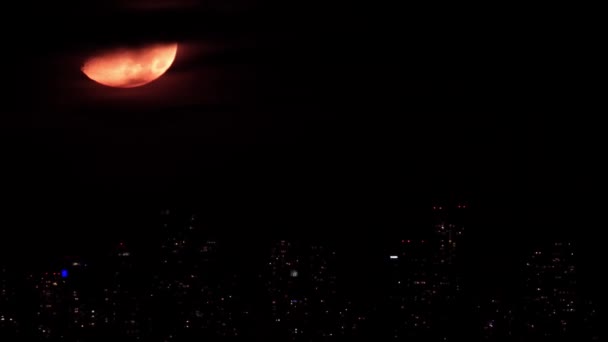Real Glowing Red Mystic Moon Moving Black Sky Cityscape Silhouette — Vídeos de Stock