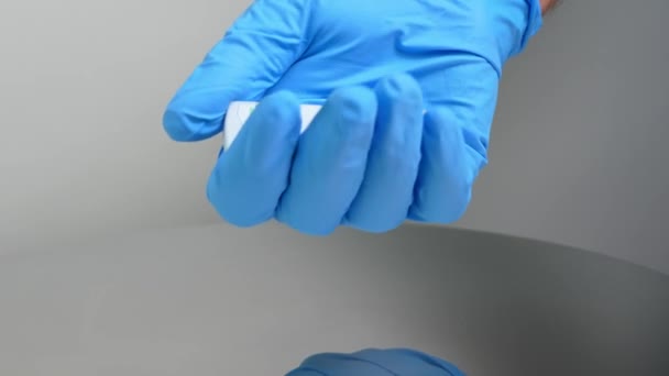 近视显示阴性Covid 19抗原快速检测试剂盒的结果 手工蓝色手套显示 Sars Cov 2家庭检测的快速抗原检测 Coronavirus慢动作阴性测试 — 图库视频影像
