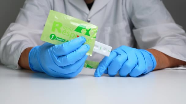 加拿大安大略省多伦多 2022年12月30日 男护士携带Covid 19快速测试工具 提供给全省杂货店和药店的购物者 快速抗原试剂盒 — 图库视频影像