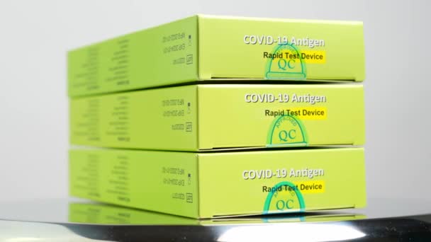 加拿大安大略省多伦多 2022年12月30日 Covid 19快速测试工具 提供给全省杂货店和药店的购物者 附有说明的快速抗原试剂盒 — 图库视频影像