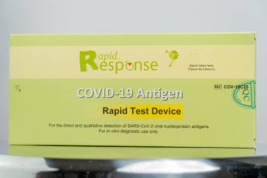 Toronto, Ontario, Kanada - 30 Aralık 2022: Covid 19 Rapid test kiti eyaletteki bakkal ve eczanelerden alışveriş edenlere verildi. Talimatlarla birlikte hızlı antijen test paketi. 