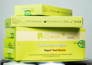 Toronto, Ontario, Kanada - 26 Aralık 2022: Hızlı Yanıt Covid 19 Antijen Hızlı Test Cihazı. SARS-Cov-2 viral nükleoprotein antijenlerinin doğrudan ve nitel tespiti için. 