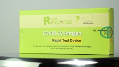 Toronto, Ontario, Kanada - 26 Aralık 2022: Covid 19 Rapid test kiti eyaletteki bakkal ve eczanelerden alışveriş edenlere verildi. Talimatlarla birlikte hızlı antijen test paketi.